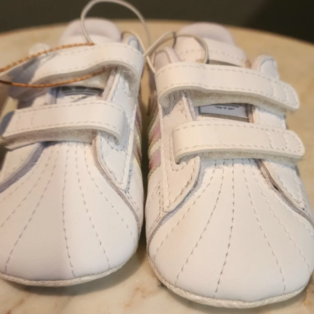 Adidas Superstar Crib Pre Walker baby girl shoes in white Iridescent
